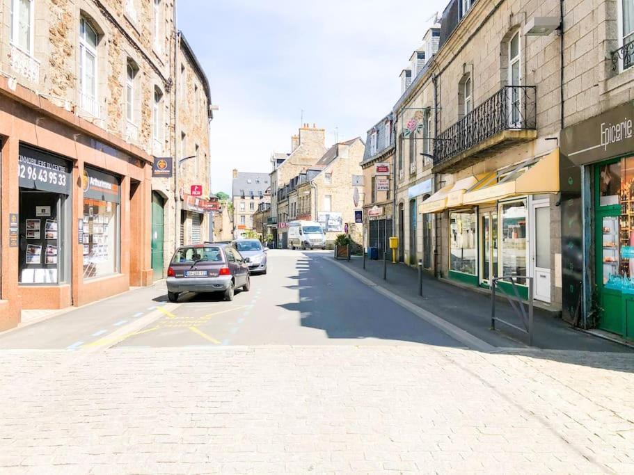 Nouveau ** Le Raffine Au Coeur De Guingamp ** Parking Extérieur photo
